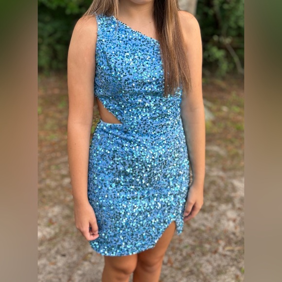Light Blue Sequin Dress • Size 4
*Bridal Boutique* - Picture 4 of 9